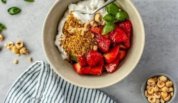 Yogurt con fragole e aceto balsamico