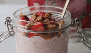 Easy 5-Minute Strawberry Cheesecake Overnight Oats Recipe