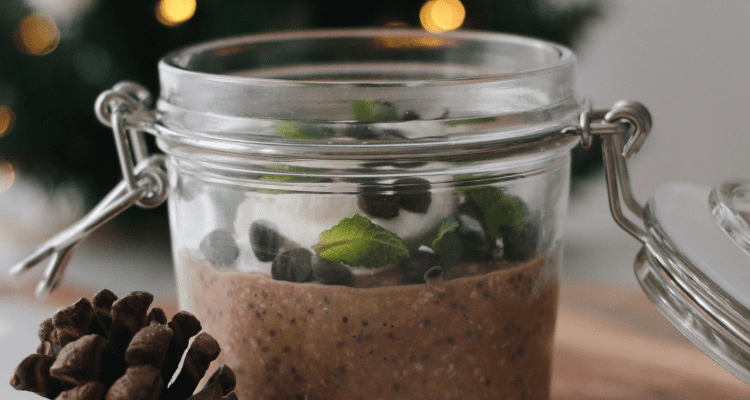 Christmas Mint Choc Chip Overnight Oats (6 Ingredients)